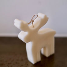 Charger l&#39;image dans la galerie, Bougie blanche en cire naturelle en forme de renne
