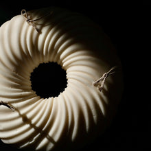 Load image into Gallery viewer, Bougie blanche en cire naturelle en forme de couronne
